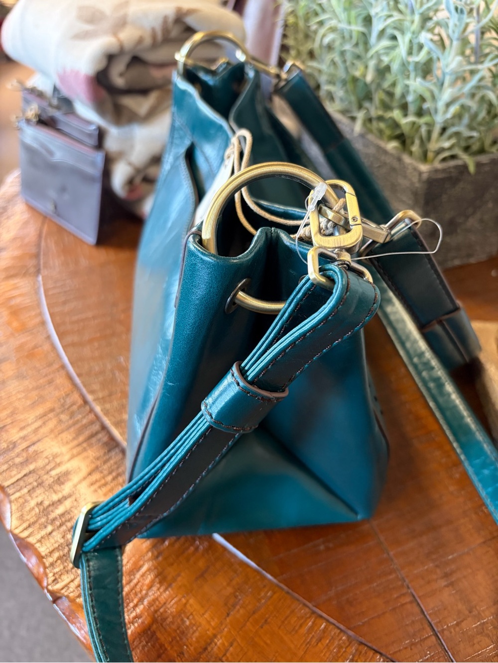 Hobo Leather Seneca Shoulder Crossbody - Picture 3 of 4